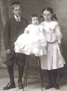 Henry, Mabel and
            Jewell Austin, 1909.